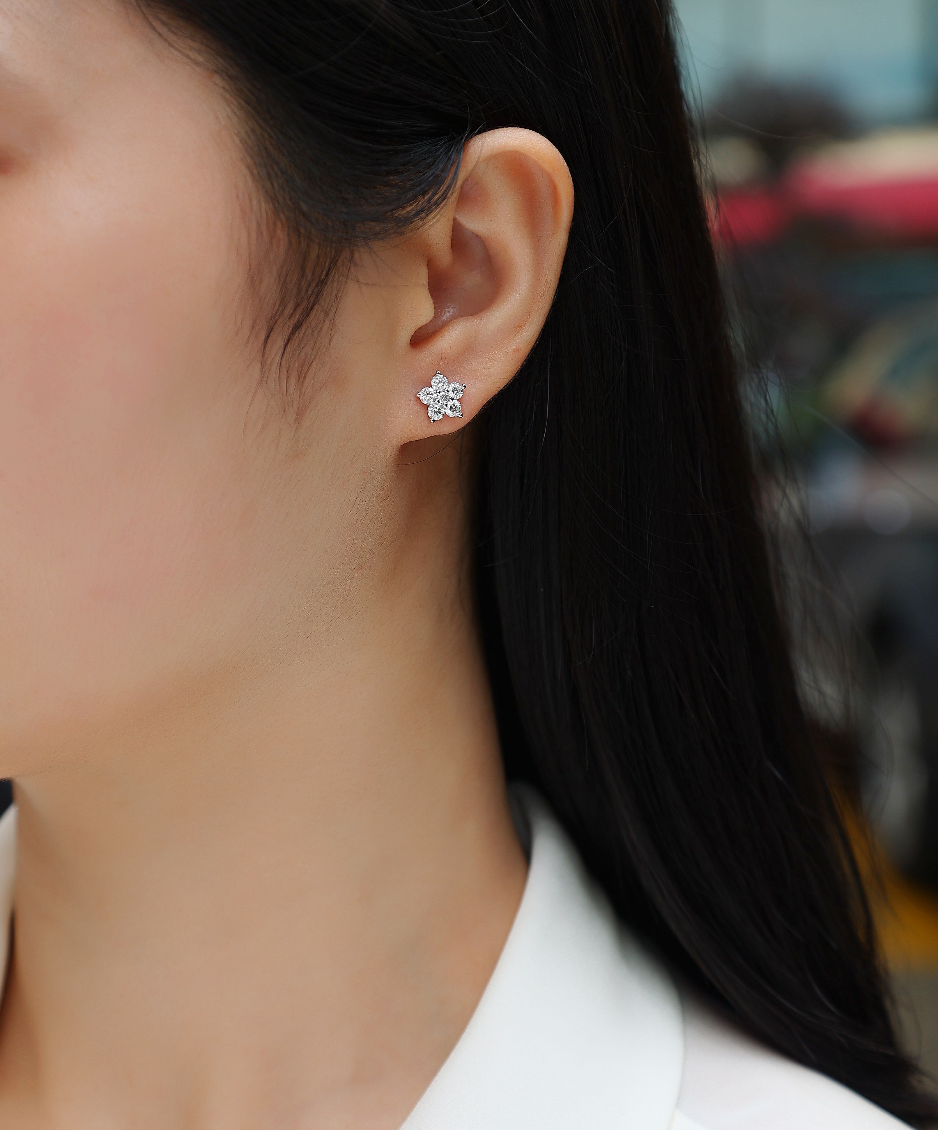 1Paris Flower S925 Sterling Silver Moissanite Stud Earrings Elegant Floral Design
