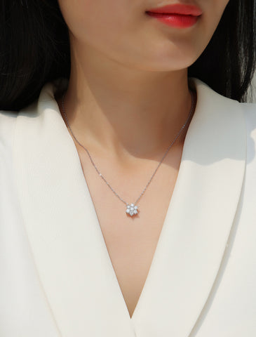 Snowflakes Fluttering Moissanite Pendant Necklace in S925 Sterling Silver