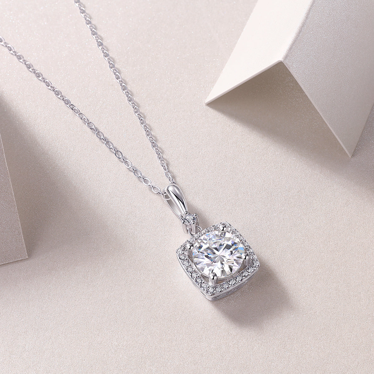 Luxury Moissanite Pendant Necklace in S925 Silver 2 Carat Sparkling Design
