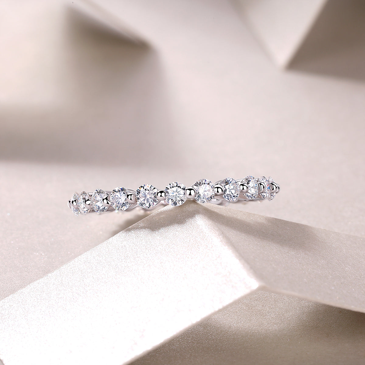 S925 Silver Moissanite Ring with 1 Row of Sparkling Stones Luxury Fashion
