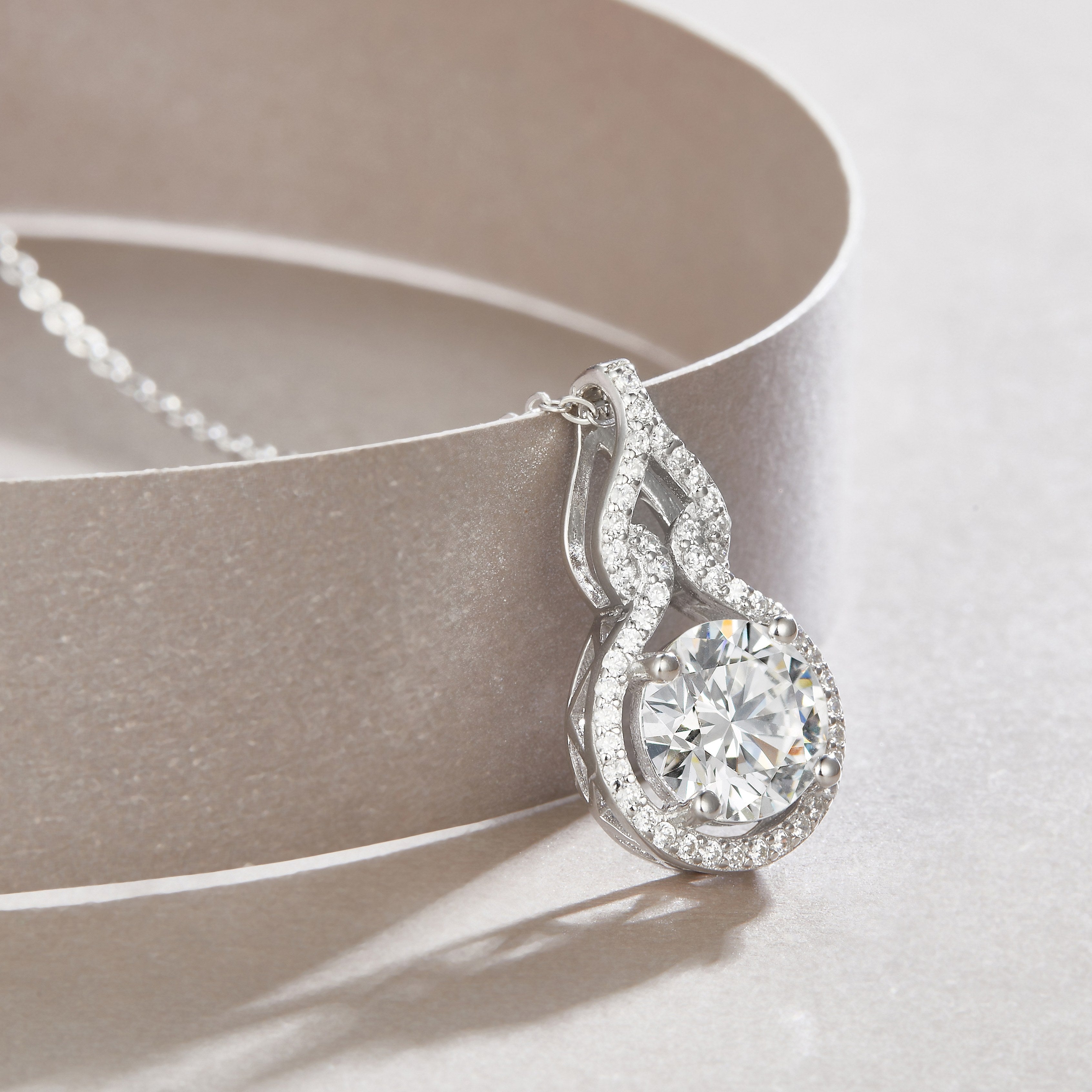 1Curve 2-Carat Moissanite Pendant Necklace in S925 Sterling Silver with Platinum Plating