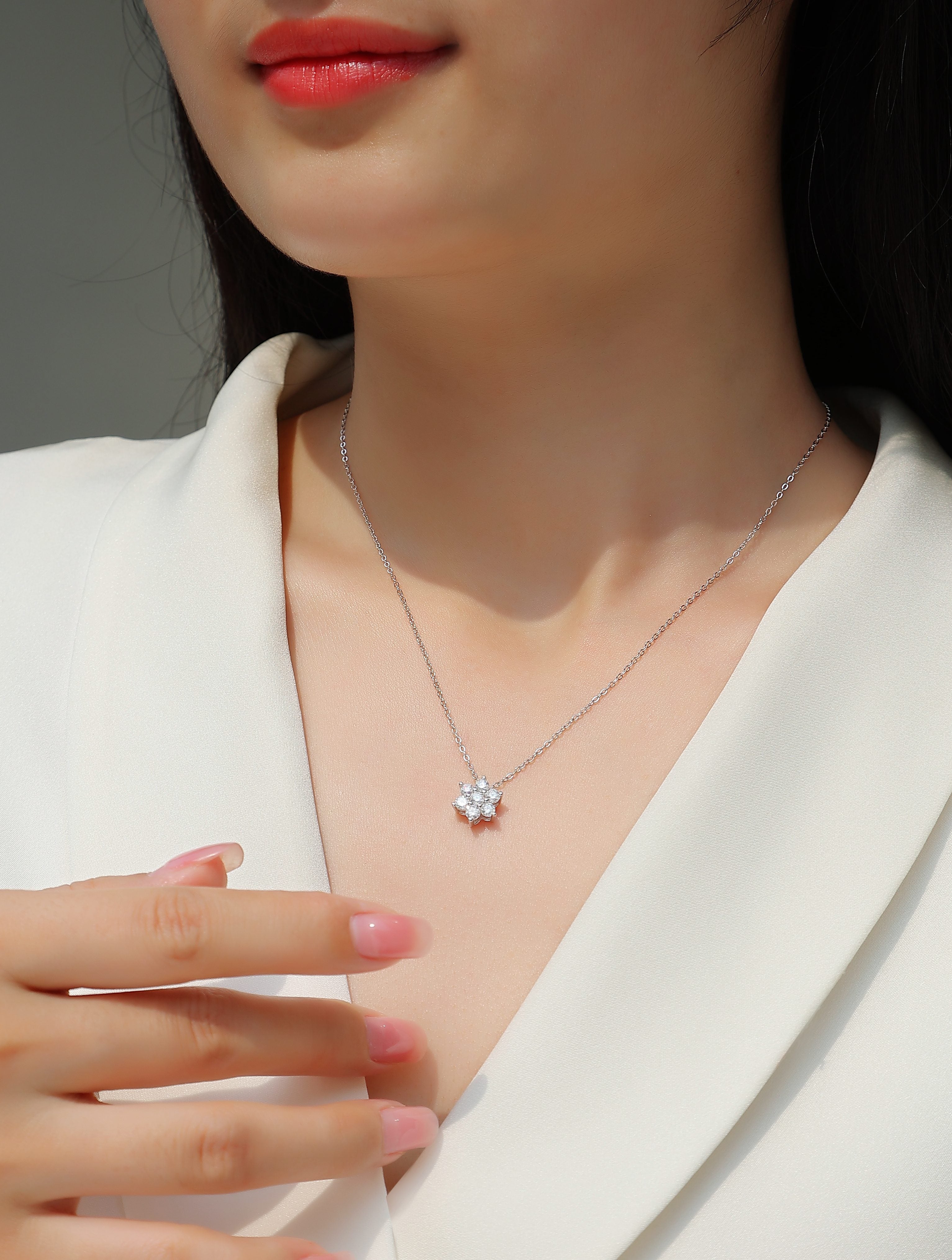 Snowflakes Fluttering Moissanite Pendant Necklace in S925 Sterling Silver