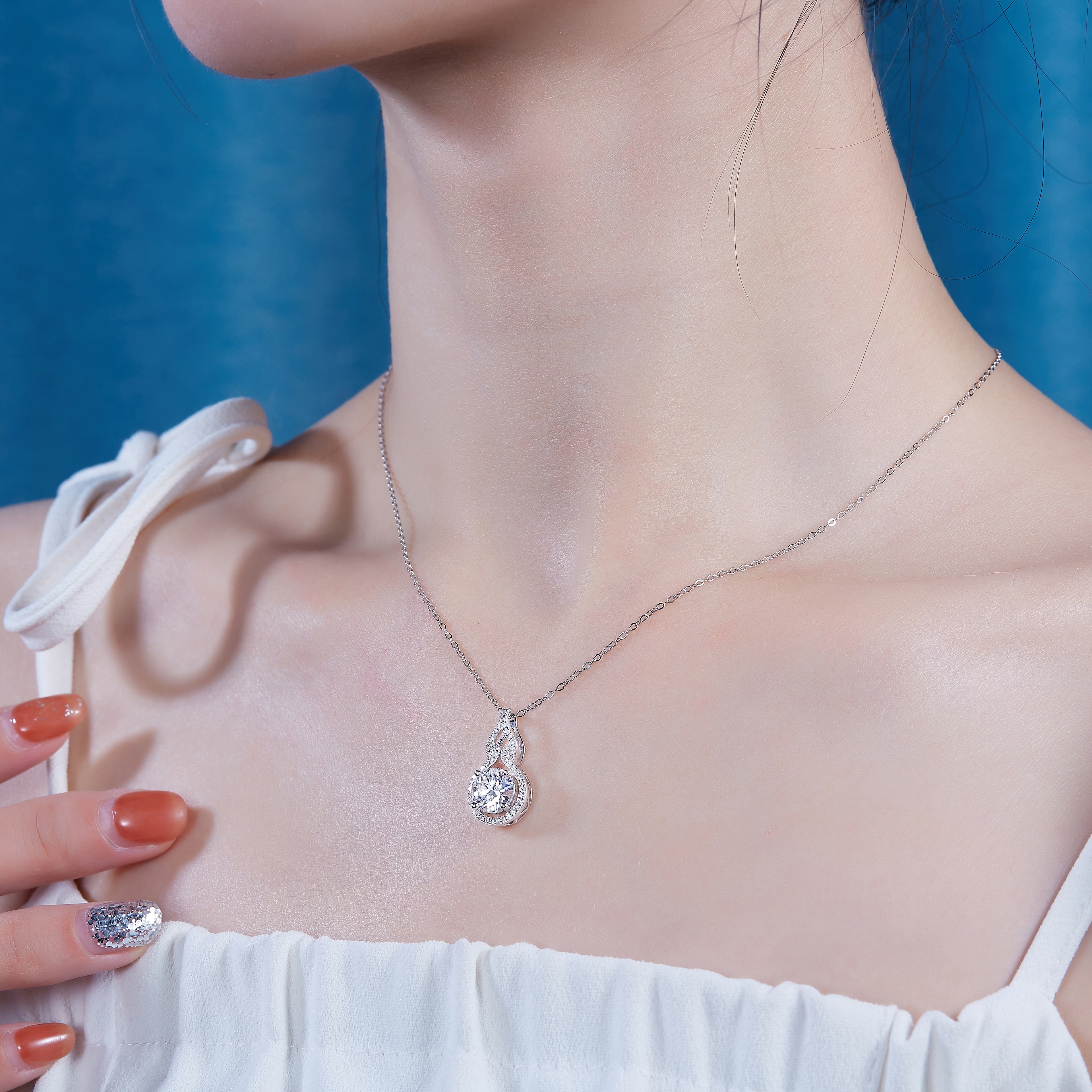 1Curve 2-Carat Moissanite Pendant Necklace in S925 Sterling Silver with Platinum Plating