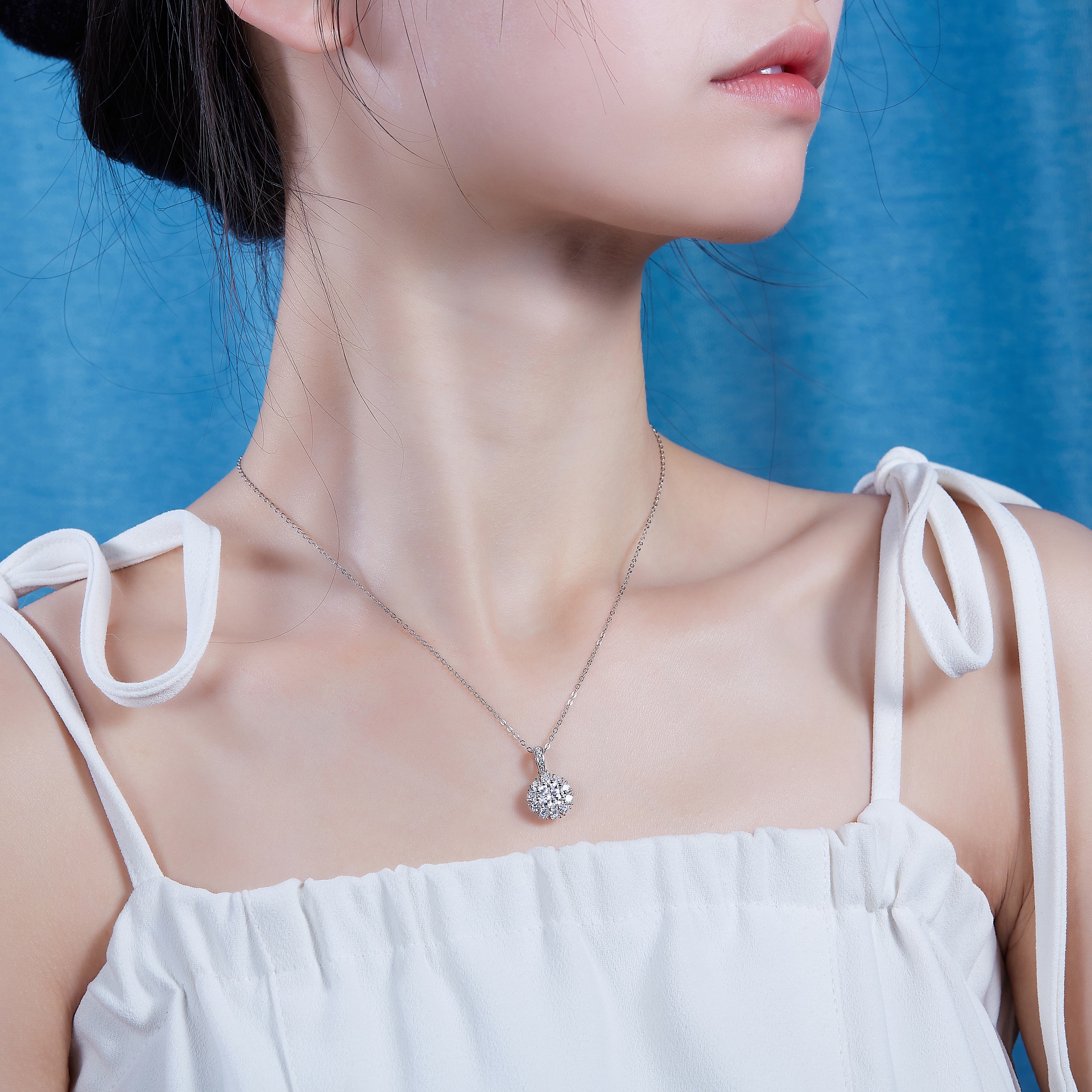 1Blossom 1-Carat Moissanite Pendant Necklace in S925 Sterling Silver with Platinum Plating